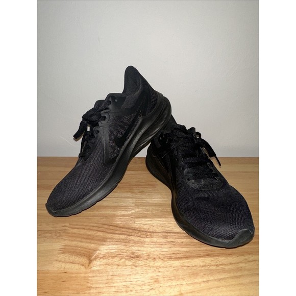 Nike Shoes - Nike Low Black Womens Size 7 EUC